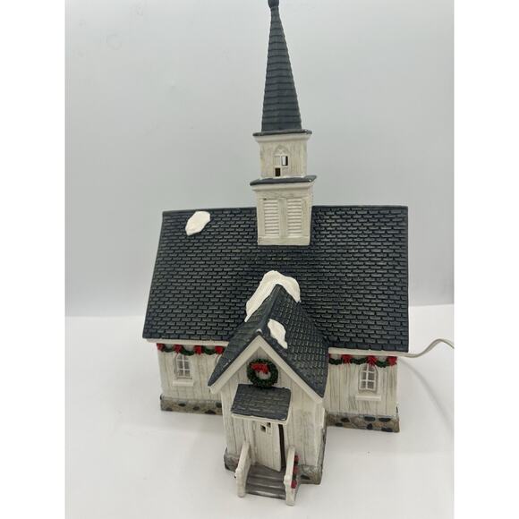 Santa’s Workbench Collection 2002 Country Church Lighted Christmas Village - Picture 3 of 12